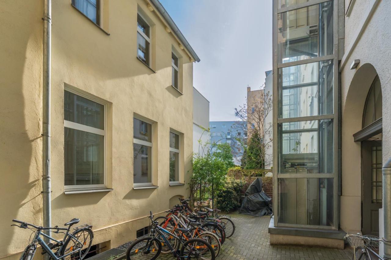 The Remise Mitte Loft, 2 Bedroom 2 Bathrooms, Living Room, Group & Family Friendly, 4- 7 Guests