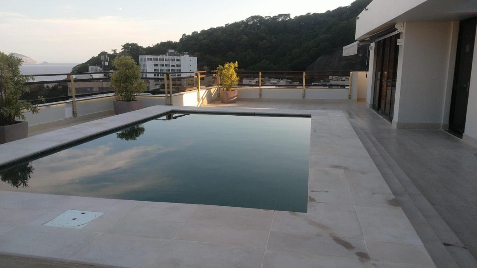 Leblon Inn: Beachside Flat with Daily Housekeeping and Gym - Rio de Janeiro